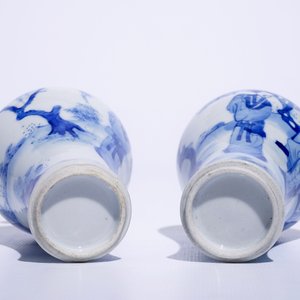 Une paire de vases meiping en porcelaine de Chine bleu et blanc de style Kangxi, 19/20ème — photo 5