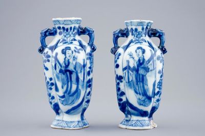 Une paire de vases miniatures en porcelaine de Chine bleu et blanc, Kangxi