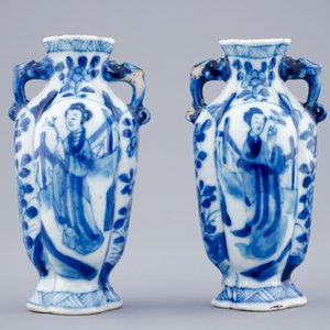Une paire de vases miniatures en porcelaine de Chine bleu et blanc, Kangxi — photo 3