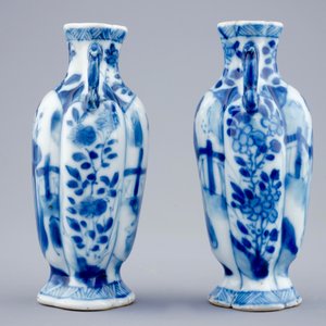 Une paire de vases miniatures en porcelaine de Chine bleu et blanc, Kangxi — photo 4