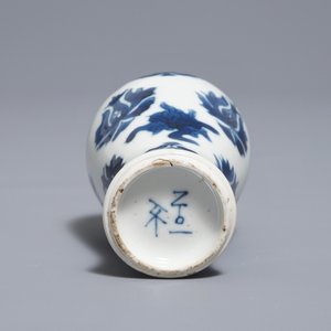 Une paire de vases miniatures en porcelaine de Chine bleu et blanc, marques pseudo-Delft, Kangxi — photo 13