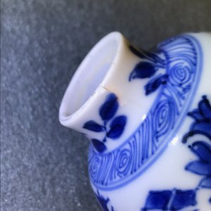 Une paire de vases miniatures en porcelaine de Chine bleu et blanc, marques pseudo-Delft, Kangxi — photo 15