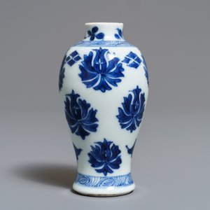 Une paire de vases miniatures en porcelaine de Chine bleu et blanc, marques pseudo-Delft, Kangxi — photo 2