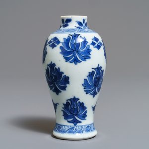 Une paire de vases miniatures en porcelaine de Chine bleu et blanc, marques pseudo-Delft, Kangxi — photo 4
