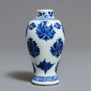 Une paire de vases miniatures en porcelaine de Chine bleu et blanc, marques pseudo-Delft, Kangxi — photo 5
