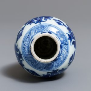 Une paire de vases miniatures en porcelaine de Chine bleu et blanc, marques pseudo-Delft, Kangxi — photo 6