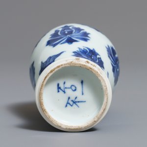 Une paire de vases miniatures en porcelaine de Chine bleu et blanc, marques pseudo-Delft, Kangxi — photo 7