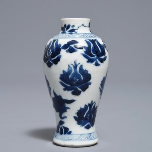 Une paire de vases miniatures en porcelaine de Chine bleu et blanc, marques pseudo-Delft, Kangxi — photo 8