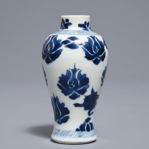 Une paire de vases miniatures en porcelaine de Chine bleu et blanc, marques pseudo-Delft, Kangxi — photo 9