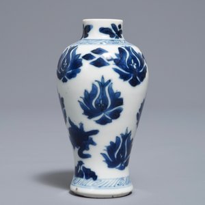 Une paire de vases miniatures en porcelaine de Chine bleu et blanc, marques pseudo-Delft, Kangxi — photo 10