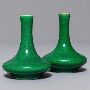 Une paire de vases miniatures en porcelaine de Chine vert monochrome, Kangxi — photo 1