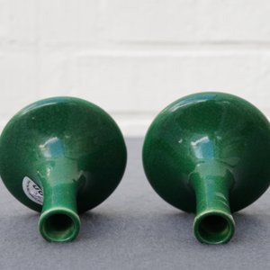 Une paire de vases miniatures en porcelaine de Chine vert monochrome, Kangxi — photo 11