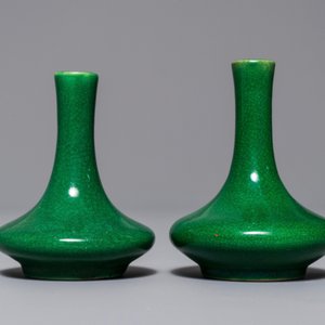 Une paire de vases miniatures en porcelaine de Chine vert monochrome, Kangxi — photo 3
