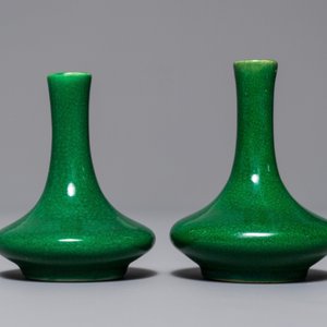Une paire de vases miniatures en porcelaine de Chine vert monochrome, Kangxi — photo 4