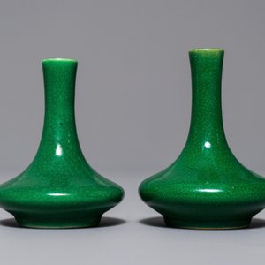Une paire de vases miniatures en porcelaine de Chine vert monochrome, Kangxi — photo 5