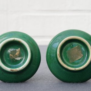 Une paire de vases miniatures en porcelaine de Chine vert monochrome, Kangxi — photo 10
