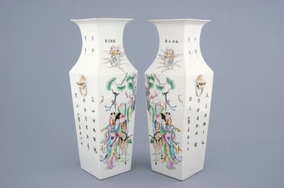 Une paire de vases quadrangulaires en porcelaine de Chine famille rose, 19/20ème