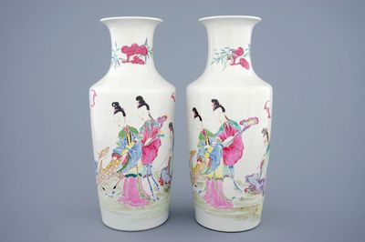 Une paire de vases rouleau en porcelaine de Chine famille rose aux dames et un cerf, Yongzheng, 1723-1735