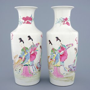Une paire de vases rouleau en porcelaine de Chine famille rose aux dames et un cerf, Yongzheng, 1723-1735 — photo 1