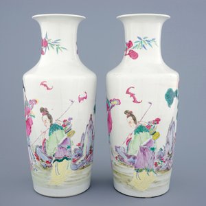 Une paire de vases rouleau en porcelaine de Chine famille rose aux dames et un cerf, Yongzheng, 1723-1735 — photo 2