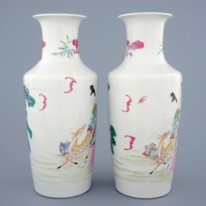 Une paire de vases rouleau en porcelaine de Chine famille rose aux dames et un cerf, Yongzheng, 1723-1735 — photo 4
