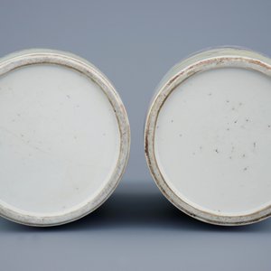 Une paire de vases rouleau en porcelaine de Chine famille rose aux dames et un cerf, Yongzheng, 1723-1735 — photo 6