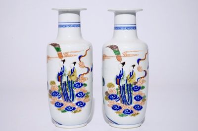 Une paire de vases rouleau en porcelaine de Chine famille verte de style Kangxi, 19/20ème