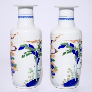 Une paire de vases rouleau en porcelaine de Chine famille verte de style Kangxi, 19/20ème — photo 2