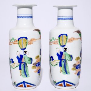 Une paire de vases rouleau en porcelaine de Chine famille verte de style Kangxi, 19/20ème — photo 4