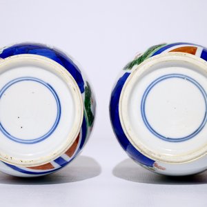 Une paire de vases rouleau en porcelaine de Chine famille verte de style Kangxi, 19/20ème — photo 6