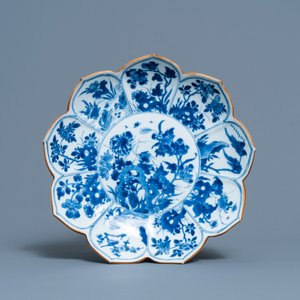 Une paire de vases, un plat en forme de lotus et quatre bols en porcelaine de Chine en bleu et blanc, Kangxi — photo 2