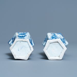 Une paire de vases, un plat en forme de lotus et quatre bols en porcelaine de Chine en bleu et blanc, Kangxi — photo 9