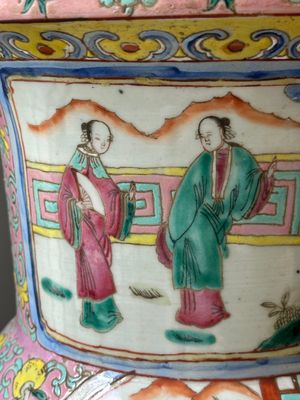 Une paire de vases, une crachoir et un pot en porcelaine de Chine famille rose, 19ème — photo 12