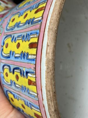 Une paire de vases, une crachoir et un pot en porcelaine de Chine famille rose, 19ème — photo 15