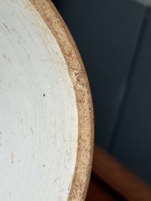 Une paire de vases, une crachoir et un pot en porcelaine de Chine famille rose, 19ème — photo 16