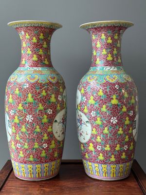 Une paire de vases, une crachoir et un pot en porcelaine de Chine famille rose, 19ème — photo 26