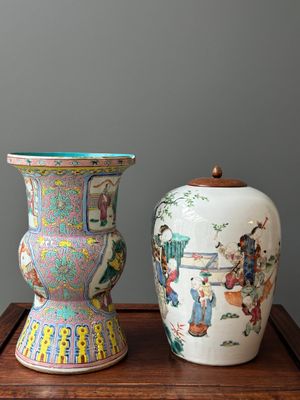 Une paire de vases, une crachoir et un pot en porcelaine de Chine famille rose, 19ème — photo 3