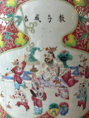 Une paire de vases, une crachoir et un pot en porcelaine de Chine famille rose, 19ème — photo 33