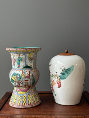 Une paire de vases, une crachoir et un pot en porcelaine de Chine famille rose, 19ème — photo 4