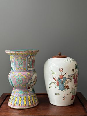 Une paire de vases, une crachoir et un pot en porcelaine de Chine famille rose, 19ème — photo 5