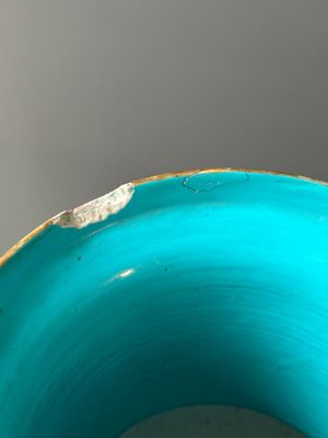 Une paire de vases, une crachoir et un pot en porcelaine de Chine famille rose, 19ème — photo 7