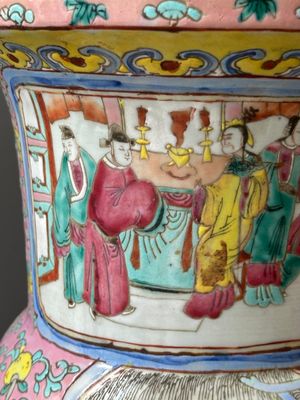 Une paire de vases, une crachoir et un pot en porcelaine de Chine famille rose, 19ème — photo 8