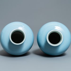 Une paire de vases, une paire de lions et un porte-chapeau en porcelaine de Chine monochrome bleu et turquoise, 19/20ème — photo 12