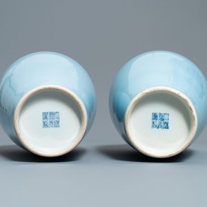 Une paire de vases, une paire de lions et un porte-chapeau en porcelaine de Chine monochrome bleu et turquoise, 19/20ème — photo 13