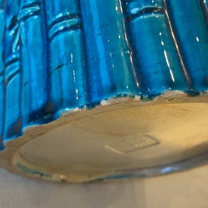 Une paire de vases, une paire de lions et un porte-chapeau en porcelaine de Chine monochrome bleu et turquoise, 19/20ème — photo 14