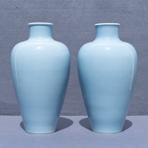 Une paire de vases, une paire de lions et un porte-chapeau en porcelaine de Chine monochrome bleu et turquoise, 19/20ème — photo 20