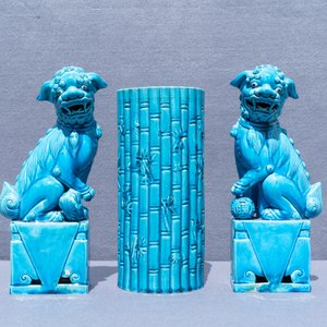 Une paire de vases, une paire de lions et un porte-chapeau en porcelaine de Chine monochrome bleu et turquoise, 19/20ème — photo 22
