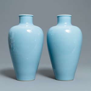 Une paire de vases, une paire de lions et un porte-chapeau en porcelaine de Chine monochrome bleu et turquoise, 19/20ème — photo 9