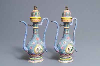 Une paire de verseuses couvertes en émaux de Canton pour le marché islamique, Qianlong/Jiaqing
