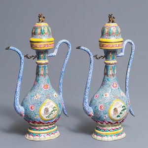 Une paire de verseuses couvertes en émaux de Canton pour le marché islamique, Qianlong/Jiaqing — photo 1